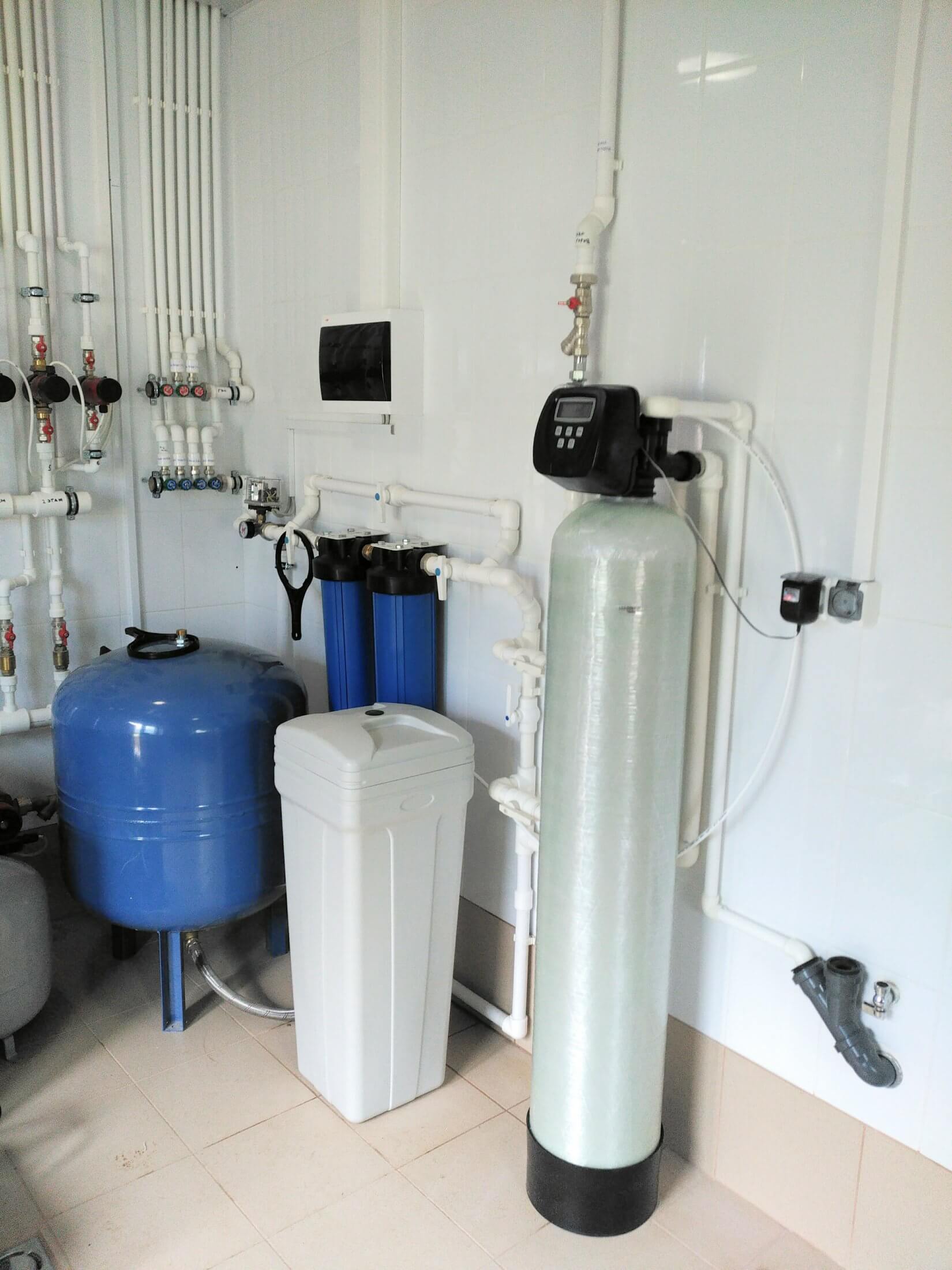 Фильтры для воды загородного. Система умягчения воды. Система очистки воды для дома. Умягчитель воды в частный дом. Фильтр для коттеджа.
